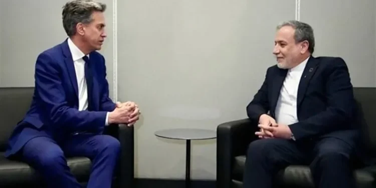 عراقچی در دیدار وزیر خارجه انگلیس: سه کشور اروپایی به دلیل موضوع اسنپ بک و عدم اتخاذ موضع قاطع علیه تجاوز نظامی آمریکا باید پاسخگو باشند / اصرار بر مداخله در امور داخلی کشور‌ها و استفاده ابزاری از مفاهیم حقوق بشری به هیچ عنوان قابل پذیرش نیست