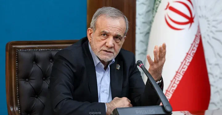 روایت پزشکیان از سفر نیویورک: ما بار‌ها می‌گوییم گفت‌و‌گو می‌کنیم، تا در جهان این‌گونه مطرح نشود که ایران حاضر به گفت‌و‌گو نیست / آمریکا یا هر کشور دیگری اگر چارچوب‌های قانونی و حقوق ما را بپذیرند، ما دعوا نداریم / به ما می‌گفتند با برخی رسانه‌ها صحبت نکنیم، اما با رسانه‌های مختلف گفت‌و‌گو کردیم و آنها نیز حرفی برای پاسخ نداشتند