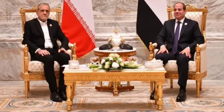 رئیسجمهور مصر در دیدار با پزشکیان: امیدواریم ایران تا جای ممکن تلاش خود را برای توقف تنشها به کار گیرد تا حاکمیت کشورهای منطقه و منابع ملتهای آنها حفظ شود/ ضرورت توقف هر گونه حمله علیه کشورهای عربی