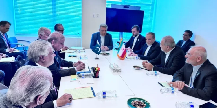 پزشکیان و نخست‌وزیر پاکستان با یکدیگر دیدار و گفت‌وگو کردند