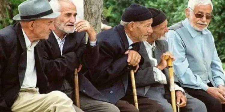 شهرداری: تهران بیش از ۱۳ درصد سالمند دارد/ پایتخت رتبه سوم سالمندان را در کشور دارد؛ در یک محله ۴ هزار و ۵۰۰ سالمند داریم که ۱۵ درصد آن‌ها منزوی بوده یا تنها زندگی می‌کنند
