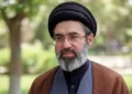 دستخط رهبر انقلاب خطاب به سردار موسوی، فرمانده هوافضای سپاه: در مورد زنجیره تامین ان‌شاء‌الله تلاش‌ها ادامه یابد و گزارش آن مرتبا به اینجانب منعکس گردد / مراقبت از جان عزیز خودتان و همه برادران خواسته موکد اینجانب است / امید است امور سامان گیرد