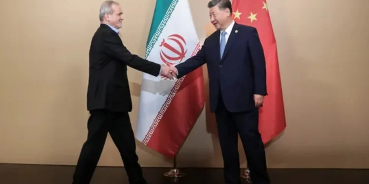 رویترز به نقل از منابع: ایران از یک سازوکار شبیه به تهاتر برای فروش نفت خود به چین استفاده کرده/ پکن پول نفت تهران را به صورت اعتبار، جهت خرید کالا‌های چینی مانند دارو، خودرو و تجهیزات نظامی پرداخت می‌کند/ پول نفت مستقیماً از سوی چین پرداخت نمی‌شود؛ شرکتی به نام چوشین این وجوه را به صادرکنندگان چینی و شرکت‌هایی که در ایران پروژه‌های زیرساختی اجرا می‌کنند، منتقل می‌کند