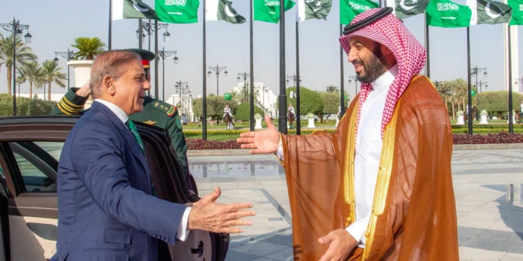 در صورتی که عربستان بر اساس توافق امنیتی میان دو کشور، بند دفاع متقابل را فعال کند، اسلام‌آباد ممکن است ناچار شود به دفاع از عربستان بپردازد / پاکستان ممکن است در یک عملیات هوایی برای دفاع از عربستان در برابر پهپادها مشارکت کند و حتی مواضع شلیک در یمن را هدف قرار دهد