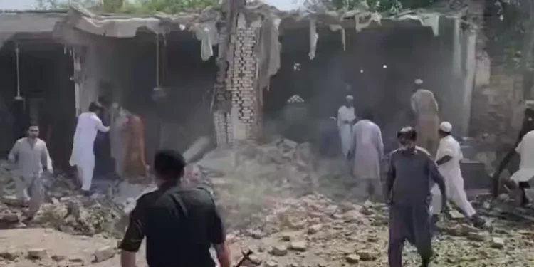 ببینید / تصاویری از انفجار قوی در یک مسجدی در پاکستان