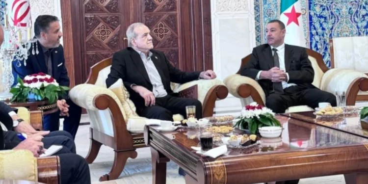 استقبال وزیر کشور الجزایر از پزشکیان در توقفی کوتاه در فرودگاه الجزیره در مسیر سفر به نیویورک