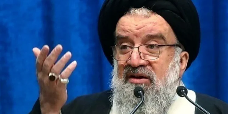احمد خاتمی، امام جمعه موقت تهران: کسانی که حجاب را رعایت نمی‌کنند نیز شهروند این ملت هستند و حضور آنها در تجمعات و همراهی با مردم کار خوبی است، اما دهن‌کجی به حجاب، خلاف وحدت است