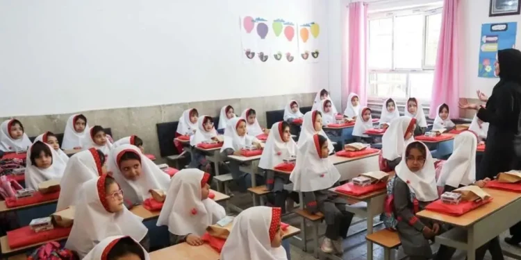 رئیس پلیس راهور تهران: در تهران حدود یک میلیون و ۴۰۰ هزار دانشآموز داریم/ امسال برای نخستین بار از ظرفیت بانوان پلیس راهنمایی و رانندگی در مقابل مدارس ابتدایی دخترانه استفاده خواهیم کرد تا به تردد کمک کنند