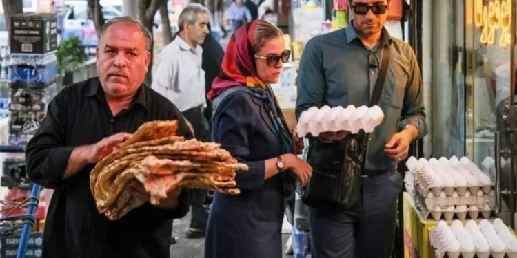 مرکز آمار: تورم نقطه به نقطه خانوارهای کشور در شهریور ماه، ۸۹.۸ درصد و تورم ماهانه ۴.۲ درصد بوده/ تورم سالانه نیز در شهریور به ۷۳.۶ درصد رسیده که نسبت به ماه قبل، ۳.۷ واحد درصد افزایش داشته/ تورم ماهانه برای گروه «خوراکیها، آشامیدنیها و دخانیات» ۲.۳ درصد و برای گروه «کالاهای غیر خوراکی و خدمات» ۵.۷ درصد محاسبه شده/ هزینه خالص هر خانوار شهری به ۳۹۱ میلیون تومان در سال رسیده