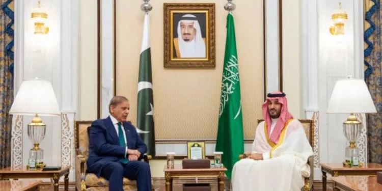 گفت‌وگوی بن‌سلمان ‌و شهباز شریف درباره آخرین تحولات در منطقه/ نخست‌وزیر پاکستان از موضع عربستان جهت جلوگیری از استفاده از خاک عراق برای انجام حملات، تمجید کرد