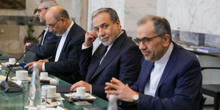 خبرنگار الجزیره: منابعی در تهران از ادامه مذاکرات غیرمستقیم میان ایران و آمریکا در نیویورک خبر می‌دهند / تهران بر پایبندی خود به مسیر دیپلماتیک تأکید دارد
