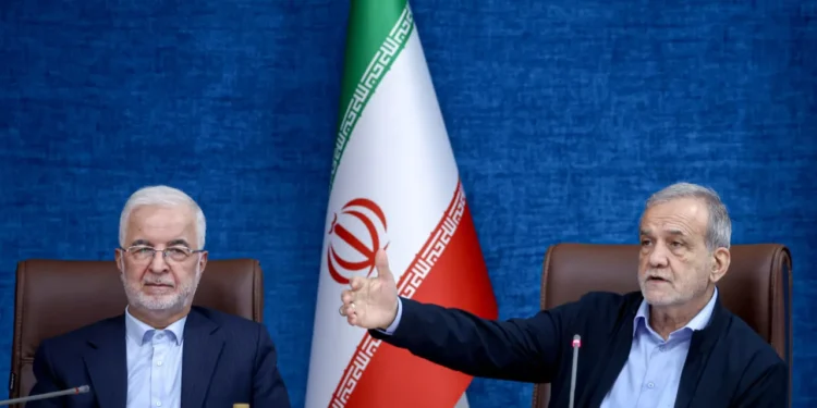 پزشکیان: اگر گروهی فکر کنند که تنها آنها عقل کل و تصمیم گیرنده هستند، ناخواسته باعث تضعیف کشور خواهند شد / [در خصوص لغو پروازها] ترامپ از آن سوی دنیا تهدید می‌کند و دستور می‌دهد و برخی از کشورها هم به دستور او گوش می‌دهند؛ همه کشورها به فکر منافع خود هستند / عراق، افغانستان، پاکستان، آذربایجان و دیگر کشورهای دوست و همسایه با ما کمک می‌کنند اما محاسبات خود را هم دارند