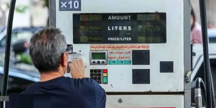سخنگوی دولت: امیدوار هستیم که نیازی به کاهش سهمیه اول و دوم بنزین نداشته باشیم/ منابع حاصل از افزایش نرخ سوم بنزین، صرف بهبود معیشت مردم می‌شود/ کشور باید حدود ۷ میلیارد دلار برای واردات بنزین هزینه کند، لذا تمرکز ما بر مدیریت مصرف است/ افزایش قیمت بنزین قرار بود در زمستان سال گذشته انجام شود، زیرا دولت باید به صورت فصلی اصلاحات را انجام می‌داد
