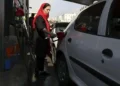 سخنگوی دولت درباره بازنگری در مصوبه حذف سهمیه اول و دوم بنزین خودروهای نو شماره‌گذاری شده‌: هر اقدامی با نظرسنجی و توافق تمام دستگاه‌های ذی‌ربط انجام می‌شود