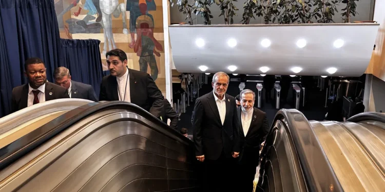 الجزیره: تنها ۴ کشتی در روز پنجشنبه از تنگه هرمز عبور کردند/رئیس جمهور کره جنوبی درباره تنگه هرمز: درگیر جنگ نمی‌شویم/ادعای ترامپ: اگر ایران بخواهد به توافق برسد، از نظر من هنوز آماده نیست؛ ما یا به توافقی می‌رسیم که توافق خوبی باشد، یا اصلاً توافقی نخواهیم داشت/فرمانده نیروی دریایی سپاه: نفتکش متخلف ترند با پرچم کشور توگو در تنگه هرمز مورد اصابت قرار گرفت