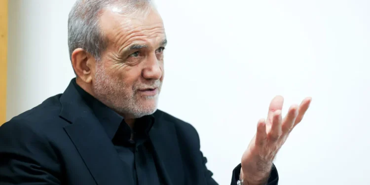 پزشکیان: آمریکا چون نمی‌تواند رهبر ما را پیدا کند، درباره سلامتی او شایعه می‌سازد / الحمدلله رهبر ما زنده است، ارتباطش صمیمی است و و کارشان را انجام می‌دهند؛ طبیعتاً ایشان هستند که تصمیم نهایی خواهند گرفت