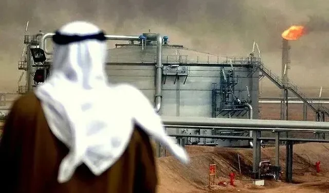 بلومبرگ: صادرات نفت خام عربستان در ماه گذشته به پایینترین سطح در ۹ سال اخیر سقوط کرد/ برخی مشتریان نفت عربستان اکنون تمایلی به استفاده از بنادر این کشور در دریای سرخ ندارند؛ این وضعیت ریاض را مجبور کرده تا مسیرهای جایگزینی را در نظر بگیرد که در آنها نفتکشها باید هزاران مایل اضافه سفر کنند و اختلال بیشتری در زنجیرههای تأمین ایجاد شود
