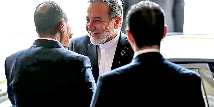 رویترز به نقل از مقام ارشد ایرانی: تهران در حال بررسی پاسخ آمریکا به پیشنهاد خود برای پایان دادن به خصومت‌هاست  / در جریان مذاکرات روز سه‌شنبه با آمریکا، درباره بازگشایی تنگه هرمز و رفع محاصره دریایی آمریکا گفت‌وگو شد