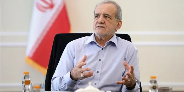 پزشکیان: به جلیلی گفته‌ام پیشنهاد نده اگر می‌توانی در حل مشکلات کمک کن  / اگر قرار بود مشکلات با قالب‌های پیشین حل شود که تا کنون حل شده بود، اگر می‌خواهیم مشکلات را حل کنیم باید قالب‌شکنی کنیم