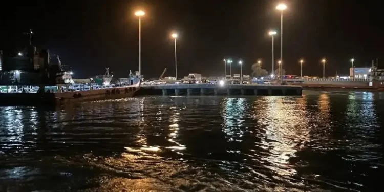 تسنیم: صدای ۶ انفجار در کنارک و ۸ انفجار در ساحل جنوبی جزیره قشم / برخی اخبار غیررسمی از شنیده شدن صدای انفجار از فرودگاه قشم خبر می‌دهد
