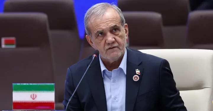 پزشکیان: آمریکا چون نمی‌تواند با قُلدری مردم ایران را وادار به تسلیم کند می‌خواهد کاری کند که مردم به‌خاطر نبود معیشت و امکانات تسلیم شوند / اگر این‌ها مرد جنگ هستند با نظامیان بجنگند؛ با نان و معیشت و زیرساخت مردم چکار دارند؟ /  ما دنبال حق هستیم و در برابر ظلم سر خم نخواهیم کرد