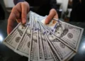 بانک مرکزی: جهت مدیریت بازار ارز، ۲ میلیارد دلار اسکناس به بازار عرضه میشود/ در این عرضه تمامی افراد بالای ۱۸ سال میتوانند با ارائه کارت ملی، نسبت به تأمین نیاز ارزی خود تا سقف ۱۰ هزار دلار اقدام کنند