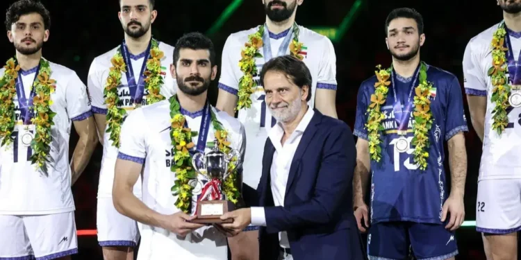کاپیتان ایران جام را گرفت، اما لبخند نزد