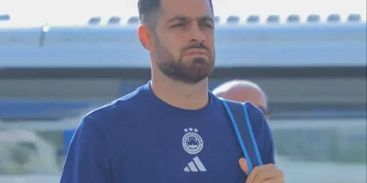سفر معنوی مدافع ایرانی بعد از بازی آسیایی/ سلفی خاص پورعلی‌گنجی با خانه خدا (عکس)