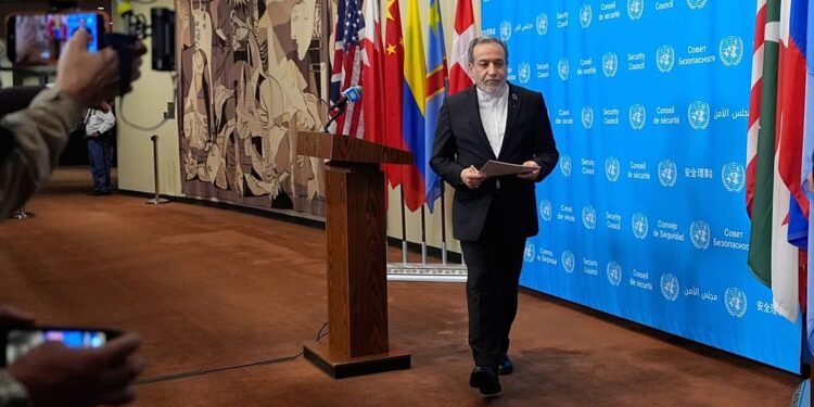 عراقچی: اگر آمریکا شروط ایران را بپذیرد، تنگه هرمز را شش روزه بازگشایی می‌کنیم