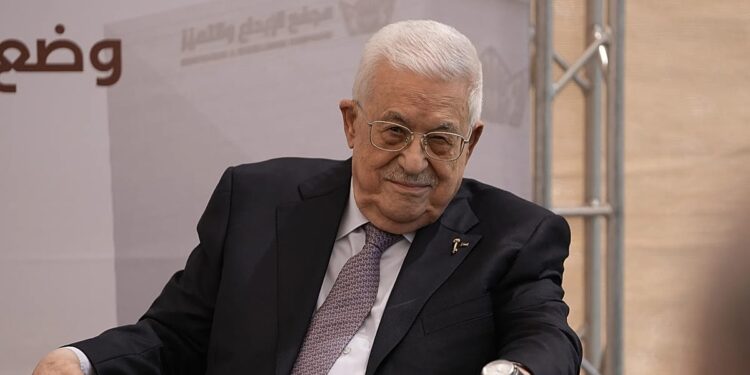 رئیس تشکیلات خودگردان فلسطینی بار دیگر انتخابات پارلمانی را به تعویق انداخت؛ اسرائیل: عباس دنیا را فریب می‌دهد