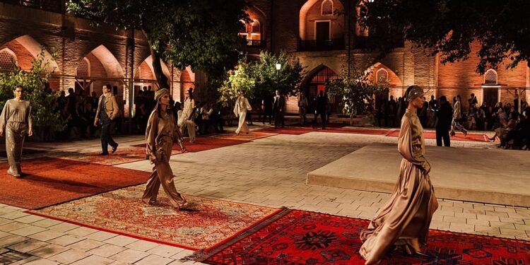 برونلو کوچینلی یک مدرسه تاریخی تاشکند را به سالن مد تبدیل می‌کند
