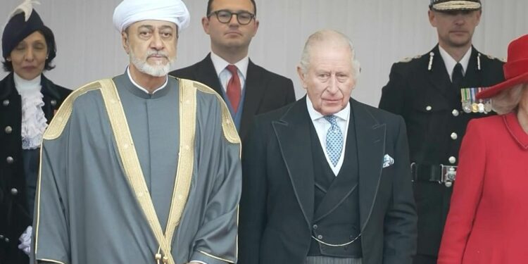 چارلز سوم از سلطان عمان هیثم در آغاز سفر دولتی به بریتانیا استقبال کرد