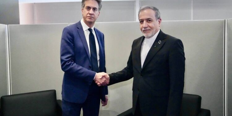 دست دادن وزیر خارجه بریتانیا با عراقچی برای وی حاشیه ساز شد