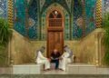 گزارش تصویری؛خوشنویسی نام ائمه اهل‌بیت (ع) به دست هنرمند ایرانی در حرم حضرت اباالفضل (ع)