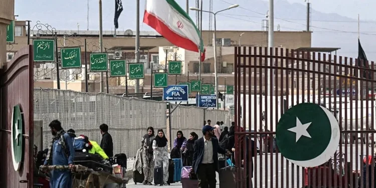 سخنگوی وزارت خارجه: انسداد مرز زمینی با پاکستان / دو کشور برای رفع مشکل و بازگشت گذرگاه‌ها به روال عادی در حال رایزنی هستند