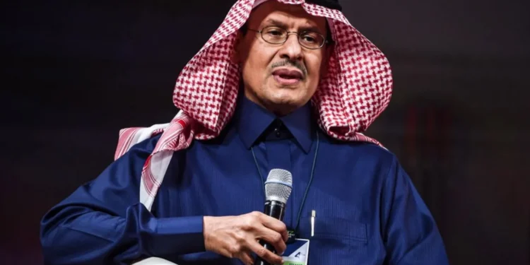 وزیر انرژی عربستان: روزانه ۵.۸ میلیون بشکه نفت را از طریق خط لوله شرق-غرب، منتقل می‌کنیم/ ستون‌نویس بلومبرگ: این نخستین اعلام رسمی، پس از حمله به خط لوله مذکور است/ پیش از حمله، روزانه حدود ۷ میلیون بشکه نفت از طریق این خط لوله منتقل می‌شد