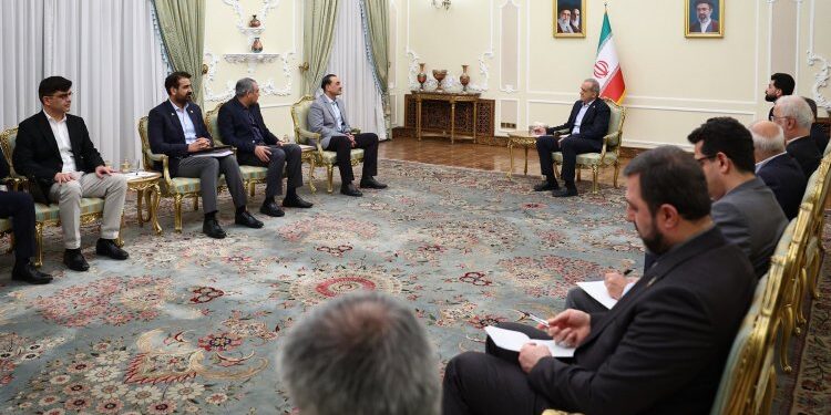 در دیدار رئیس جمهور ایران عنوان شد؛فرمانده ارتش پاکستان: مذاکره هرگز به معنای ضعف و پذیرش و تسلیم در برابر امریکا نیست