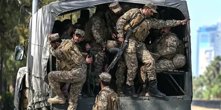 ارتش پاکستان: سربازان پاکستانی در «ظرفیت‌ها و حوزه‌های متعدد» در عربستان حضور دارند / نیرو‌های نظامی ما تحت ائتلاف دفاعی مکه در عربستان مستقر شده‌اند