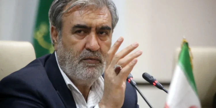 واکنش رئیس کمیسیون امنیت ملی مجلس به گرانی دلار: آقای همتی! در زمین چه کسی بازی میکنید؟