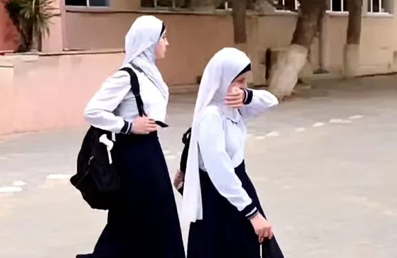 ببینید/ جلوگیری از ورود دانشآموزان محجبه به مدرسه در جمهوری آذربایجان