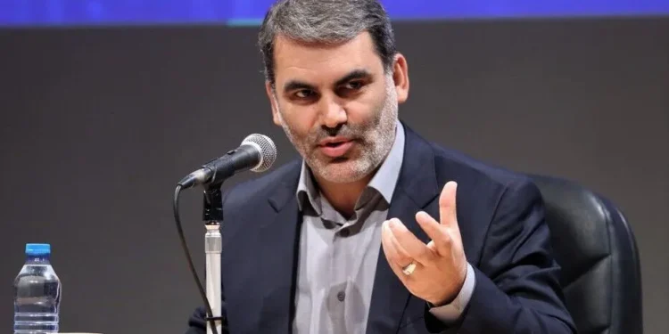 زنگنه، عضو کمیسیون برنامه و بودجه: با نرخ تورم ۸۰ یا ۱۳۰ درصدی در کالاهای اساسی و مواد غذایی، هر چقدر هم کالابرگ یا حقوق‌ها را افزایش دهیم، در نهایت امکان جبران وجود ندارد/ واقعاً بعید می‌دانم که دولت امسال برنامه‌ای برای اصلاح حقوق داشته باشد/ ارائه طرحی ۱۵‌ بندی از سوی وزیر اقتصاد برای تأمین منابع جدید
