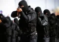 پلیس خاش: در محدوده پمپ بنزین سرحد، سرنشینان دو خودرو پژو به سمت مأموران تیراندازی کردند و درگیری مسلحانه رخ داد/ یک نفر از افراد مسلح کشته شد/ مأموران یک قبضه کلاشینکف، چهار تیغه خشاب و ۷۷ تیر جنگی کشف کردند