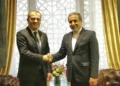 گفت‌وگوی تلفنی وزرای خارجه ایران و جمهوری آذربایجان/ تسلیت جیحون بایراموف به عراقچی در پی درگذشت خواهر وی
