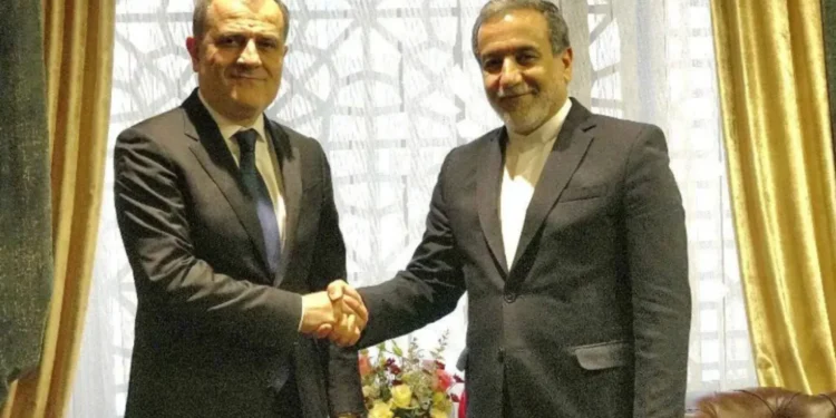 گفت‌وگوی تلفنی وزرای خارجه ایران و جمهوری آذربایجان/ تسلیت جیحون بایراموف به عراقچی در پی درگذشت خواهر وی