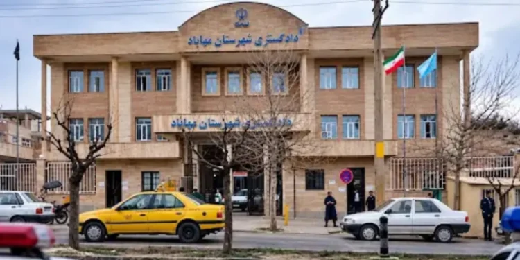 پلیس: تیراندازی مقابل ساختمان دادگستری مهاباد/ این حادثه منجر به کشته و زخمی شدن پنج نفر شده/ انگیزه این تیراندازی، اختلافات شخصی و انتقام‌جویی بوده/ فرزند فرد مهاجم چند سال پیش به قتل رسیده بود و وی امروز به اعضای خانواده فردی که او را مسئول قتل می‌داند، حمله کرده/ عامل تیراندازی توسط مأموران انتظامی دستگیر شد