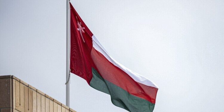 عمان ۱۰ نفر از خدمه نفتکش هدف قرار گرفته را خارج کرد