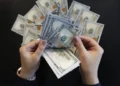 یک رسانه: نرخ فروش هر دلار در شعب بانکی، ۲۵۷ هزار تومان است