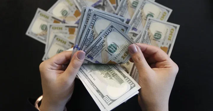 یک رسانه: نرخ فروش هر دلار در شعب بانکی، ۲۵۷ هزار تومان است
