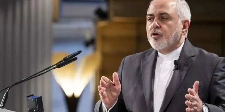 ظریف: هر کسی به شما گفت ما دریای کاسپین را از دست دادیم، بدانید که یا تاریخ نمیداند یا چرت میگوید/ زمان شاه، جرات نداشتیم بالای خط آستارا-حسینقلی حرکت کنیم، حتی یک کشتی تجاری ما هم آنجا نمیرفت/ چرا یکی زمان اعلیحضرت همایونی به روسها نگفت «پدرسوختهها پول من را از سهم استخراج نفت باکو بدهید»