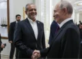 کرملین: پوتین در ترکمنستان دو دیدار با پزشکیان داشته؛ او در یکی از این ملاقات‌ها رئیس‌جمهور ایران را از تماس تلفنی پیش‌ روی خود با ترامپ مطلع کرده بود؛ سپس با هماهنگی وی، دیدگاه طرف ایرانی درباره راه‌حل احتمالی مناقشه را به رئیس‌جمهور آمریکا منتقل کرد